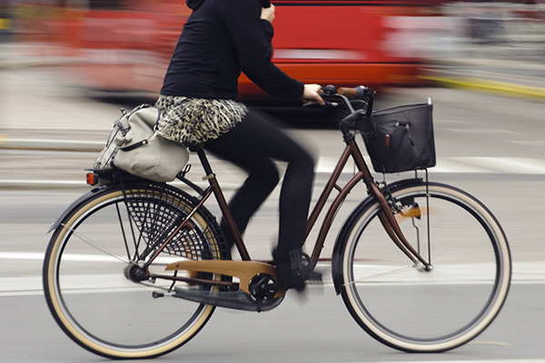 Si conduce una bicicleta, ¿cómo debe cruzar un paso para peatones?