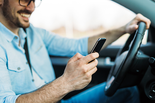 El uso del móvil al volante sigue siendo la distracción más frecuente mientras se conduce