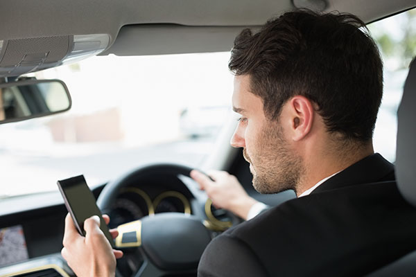 Más de la mitad de los conductores españoles admite usar el móvil al volante