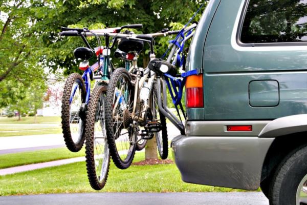 ¿Sabes cómo se deben transportar las bicicletas en el coche de forma segura?
